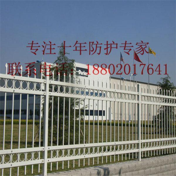 澄迈围墙铁栏杆供应 屯昌锌钢护栏定做 三亚别墅隔离栏杆价格